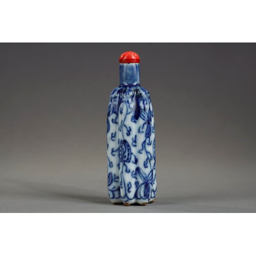 Snuff bottle blue and white porcelain melon-shaped bottle